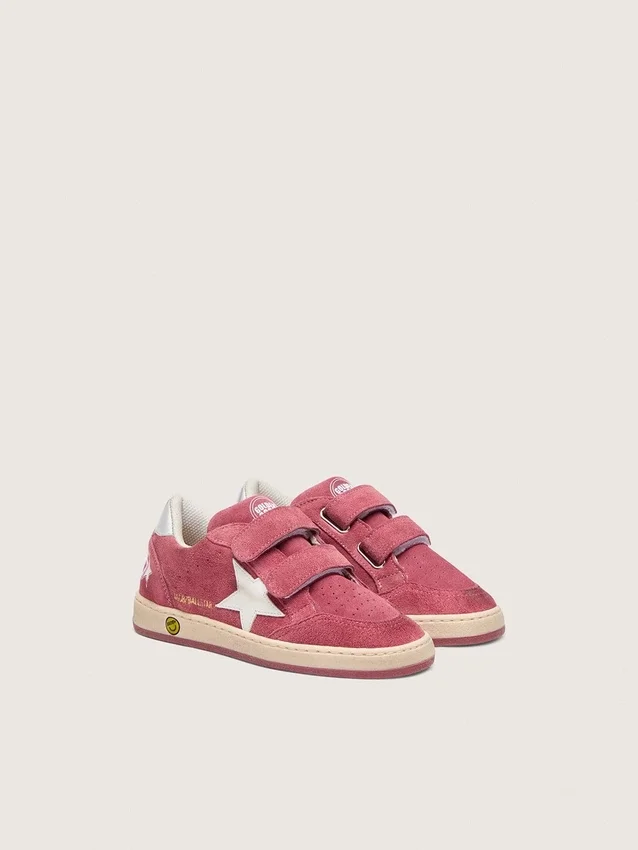 Ball Star Junior en gamuza roja con estrella de cuero blanco y lengüeta metálica plateada en el talón