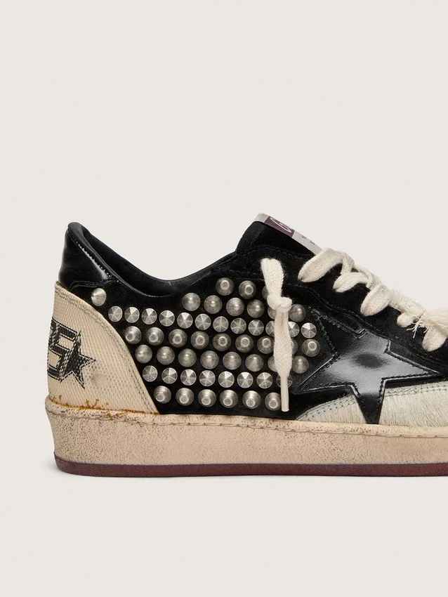 Ball Star LAB para mujer en gamuza negra con tachuelas y estrella de cuero negro brillante