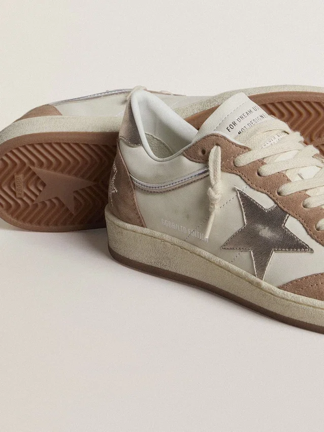 Ball Star LTD en piel napa blanca y gamuza rosa antiguo con estrella de piel plateada metalizada y lengüeta en el talón