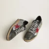 Ball Star LTD para hombre en cuero laminado plateado con estrella de gamuza roja e inserciones negras