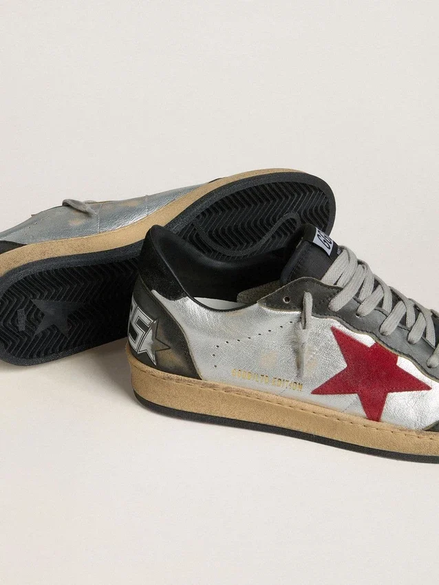 Ball Star LTD para hombre en cuero laminado plateado con estrella de gamuza roja e inserciones negras