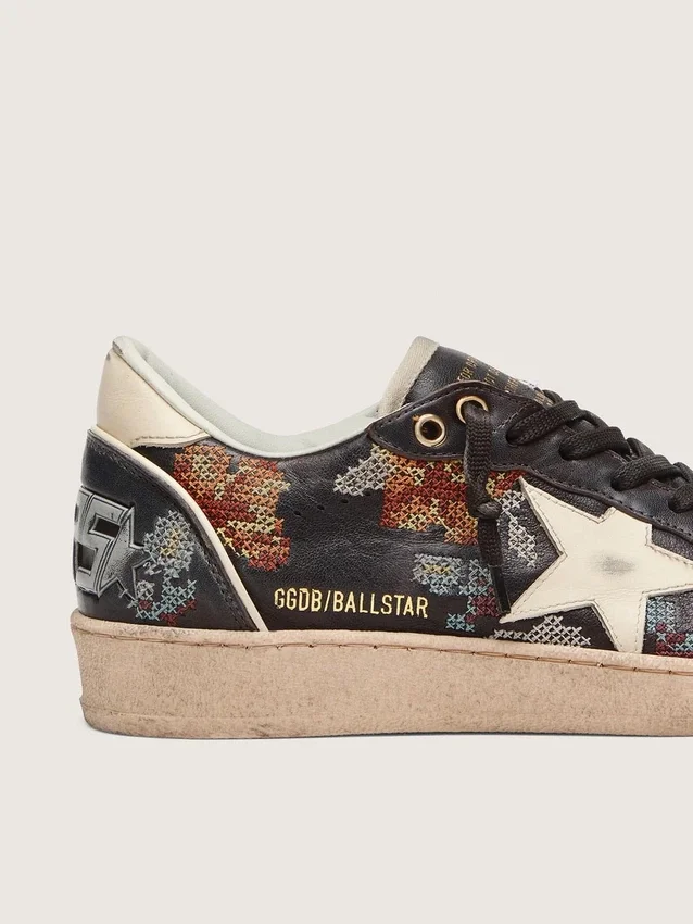 Ball Star LTD para mujer en napa color ébano con bordado multicolor y estrella blanca