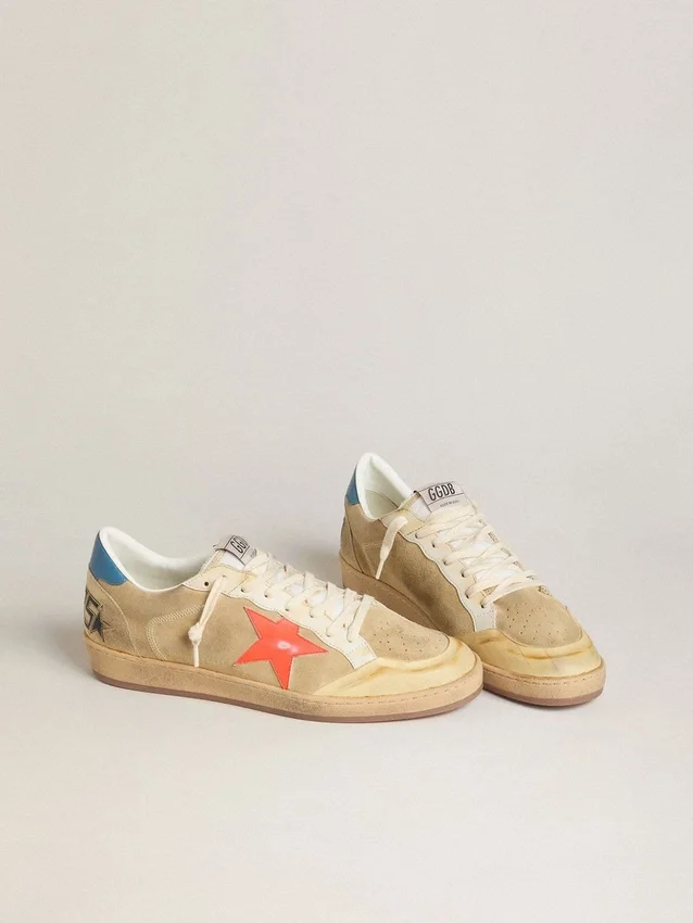Ball Star para hombre en gamuza beige con estrella de cuero color coral y lengüeta del talón de napa azul