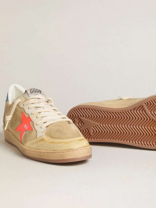 Ball Star para hombre en gamuza beige con estrella de cuero color coral y lengüeta del talón de napa azul