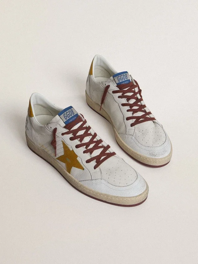 Ball Star para hombre en piel napa blanca con estrella y lengüeta en el talón de piel con estampado animal amarillo