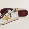 Ball Star para hombre en piel napa blanca con estrella y lengüeta en el talón de piel con estampado animal amarillo