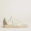 Ball Star para mujer en cuero con estrella de gamuza platino y bordado floral multicolor