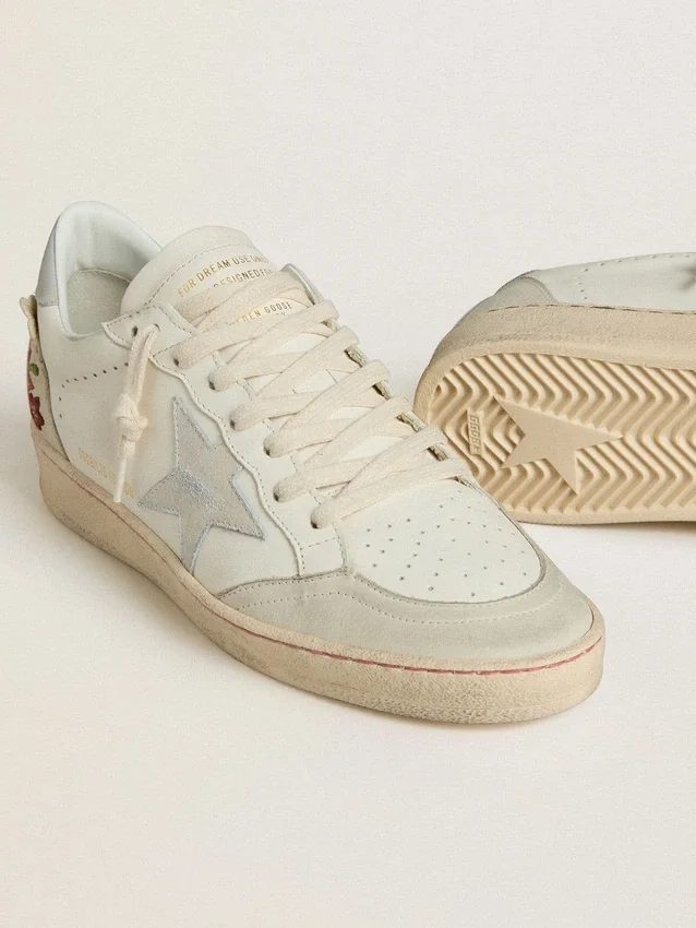 Ball Star para mujer en cuero con estrella de gamuza platino y bordado floral multicolor