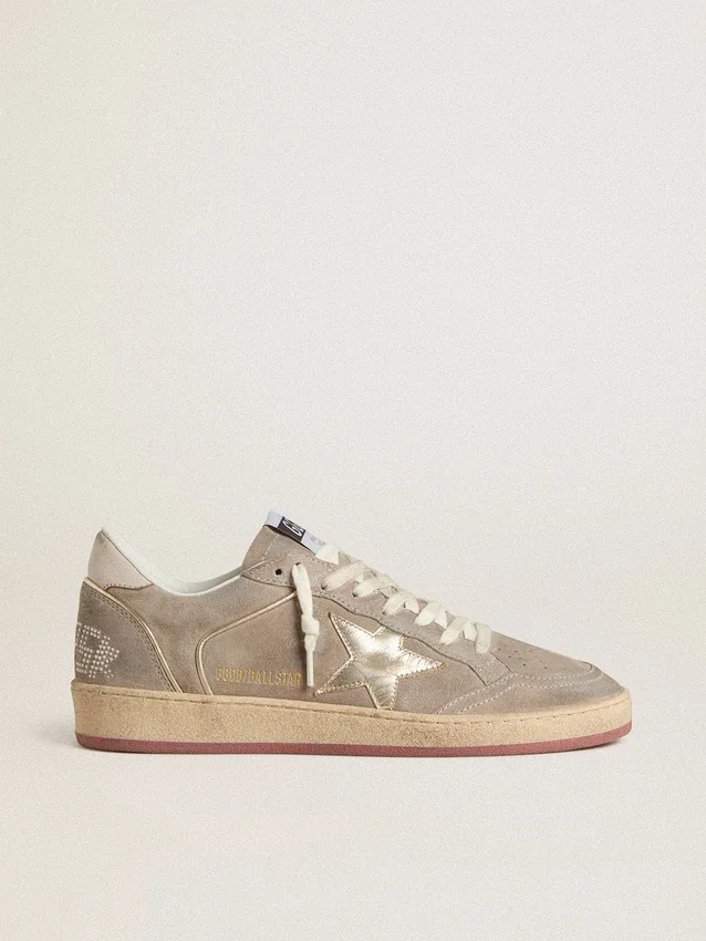 Ball Star para mujer en gamuza beige con estrella de cuero metalizado dorado y letras con cuentas