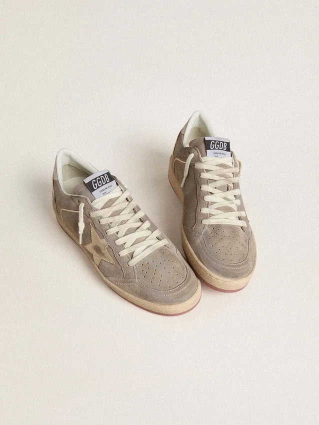 Ball Star para mujer en gamuza beige con estrella de cuero metalizado dorado y letras con cuentas