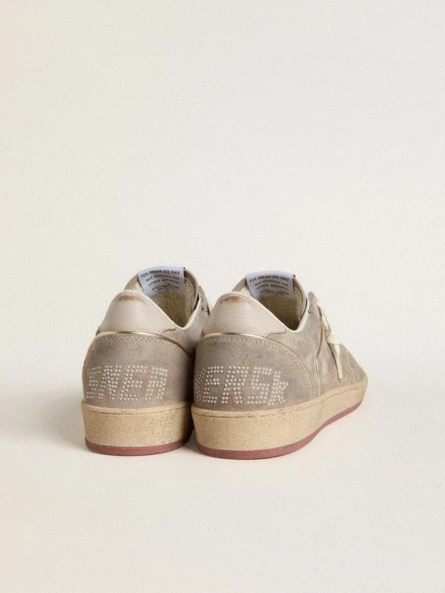 Ball Star para mujer en gamuza beige con estrella de cuero metalizado dorado y letras con cuentas