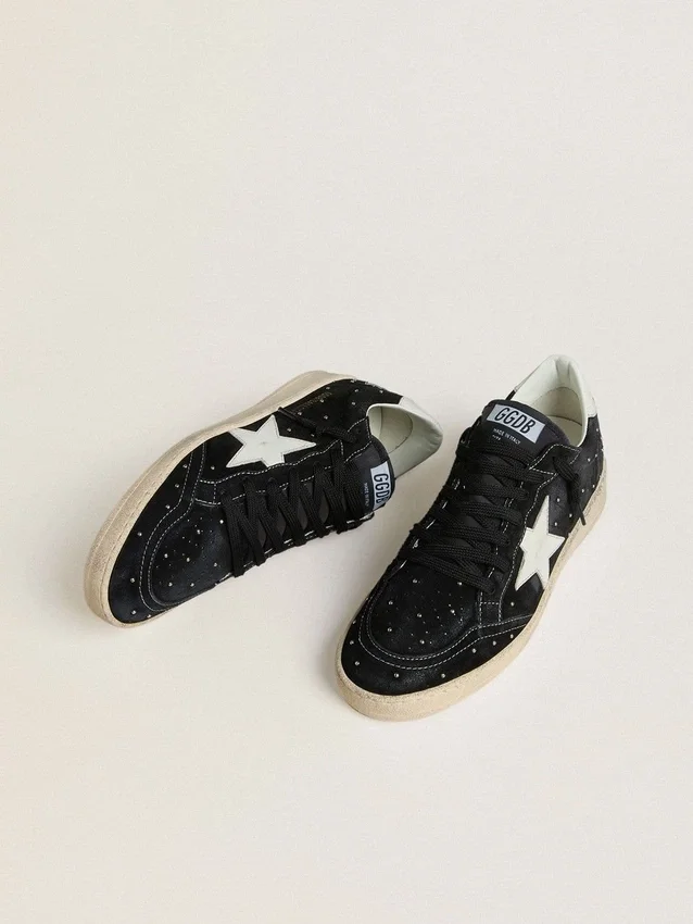 Ball Star para mujer en gamuza negra con tachuelas y estrella de cuero blanco