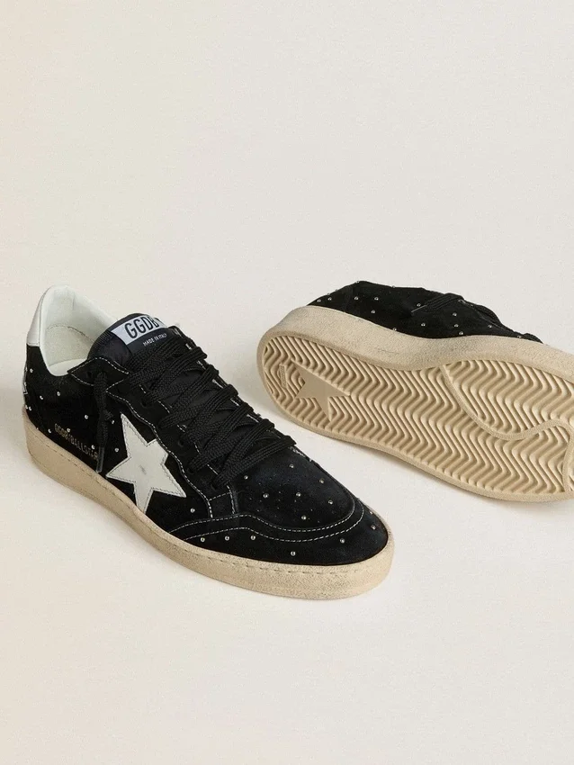 Ball Star para mujer en gamuza negra con tachuelas y estrella de cuero blanco