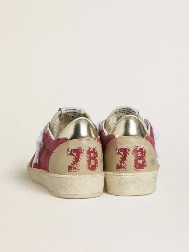 Ball Star para mujer en gamuza roja con estrella de gamuza blanca con efecto craquelado y lengüeta del talón de cuero platino