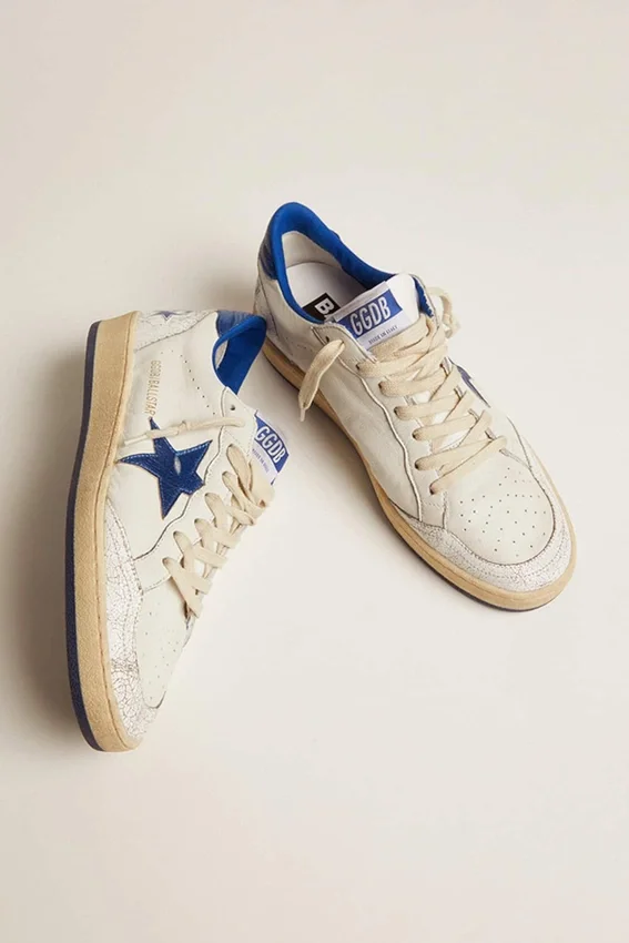 Ball Star para mujer en napa blanca con estrella y lengüeta en el talón de cuero azul brillante metalizado