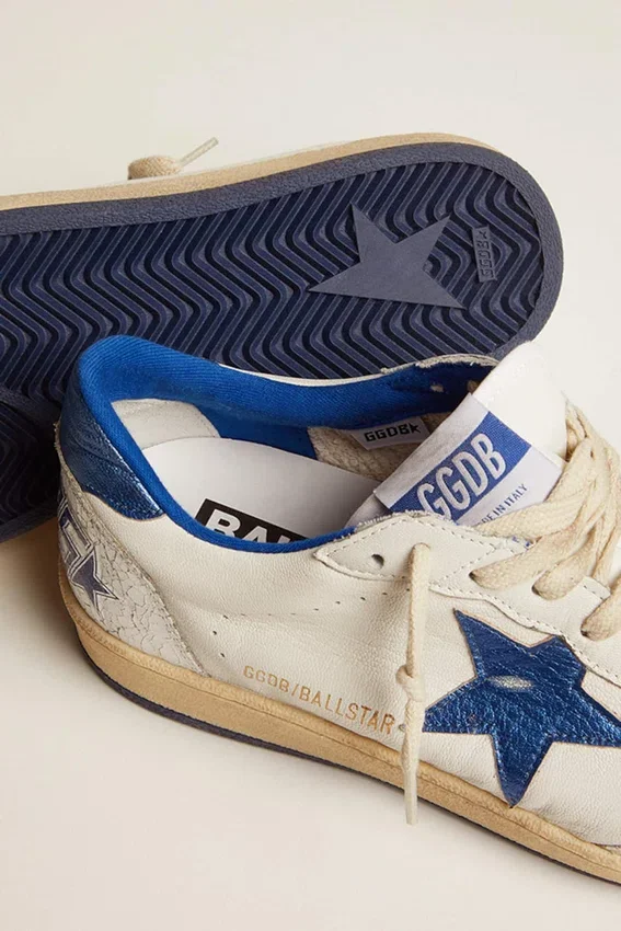 Ball Star para mujer en napa blanca con estrella y lengüeta en el talón de cuero azul brillante metalizado