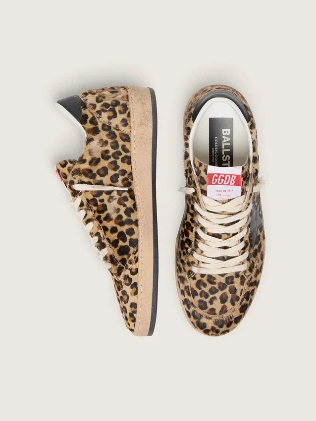 Ball Star para mujer en piel de potro con estampado de leopardo, estrella de cuero negro y lengüeta en el talón