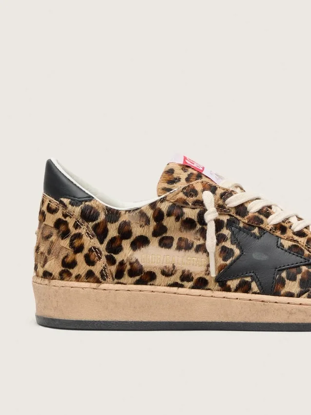 Ball Star para mujer en piel de potro con estampado de leopardo, estrella de cuero negro y lengüeta en el talón