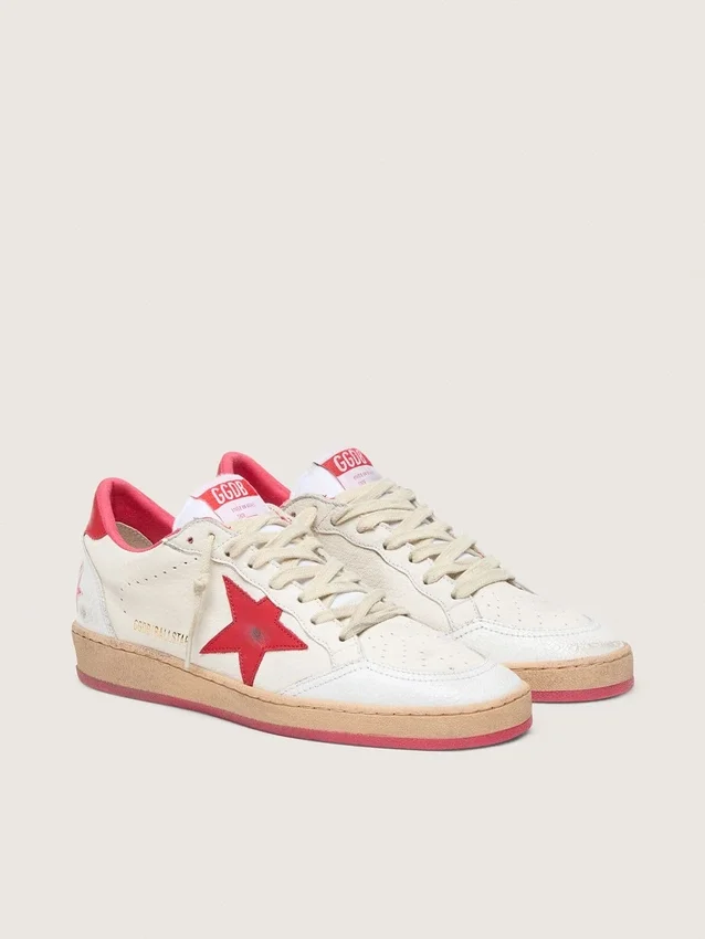 Ball Star Wishes para mujer en cuero blanco con una estrella roja y lengüeta en el talón