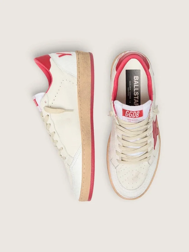 Ball Star Wishes para mujer en cuero blanco con una estrella roja y lengüeta en el talón
