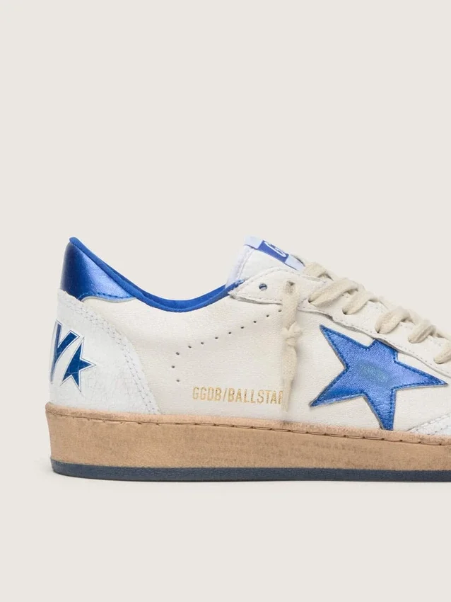 Ball Star Wishes para hombre en piel napa blanca con una estrella azul brillante y lengüeta en el talón
