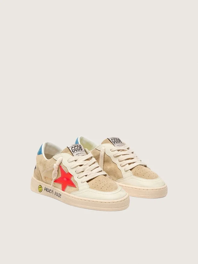 Ball Star Young en gamuza beige con estrella roja y lengüeta azul claro en el talón
