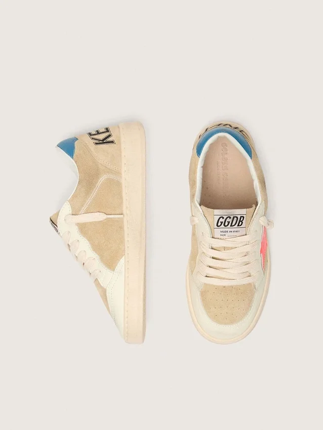 Ball Star Young en gamuza beige con estrella roja y lengüeta azul claro en el talón