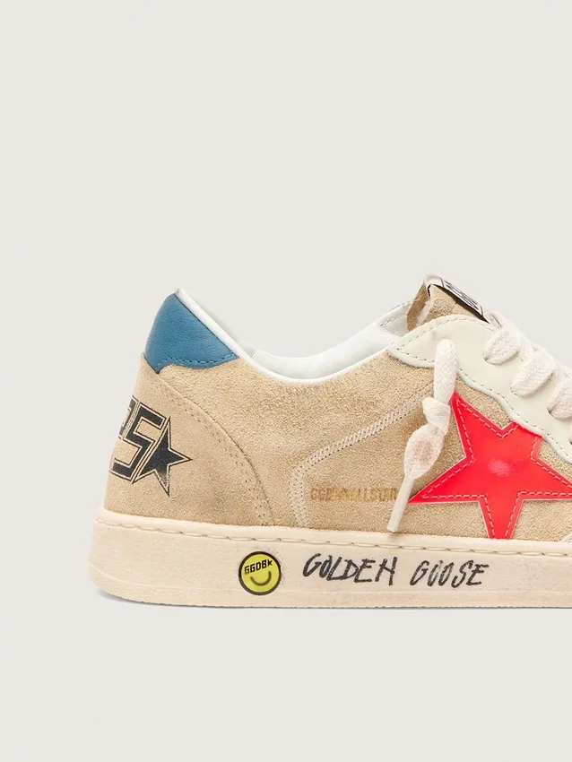 Ball Star Young en gamuza beige con estrella roja y lengüeta azul claro en el talón