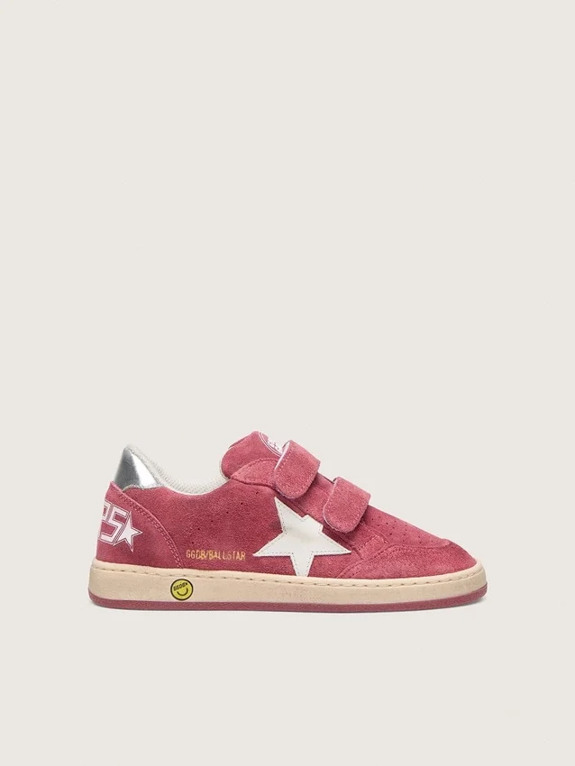 Ball Star Young en gamuza roja con estrella de cuero blanco y lengüeta metálica plateada en el talón