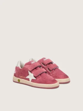 Ball Star Young en gamuza roja con estrella de cuero blanco y lengüeta metálica plateada en el talón