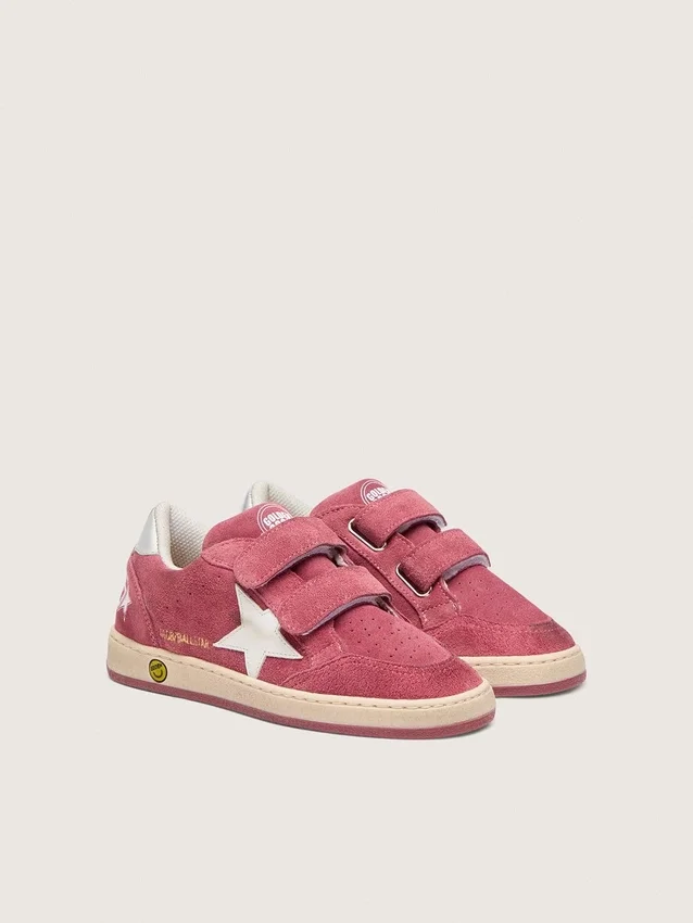 Ball Star Young en gamuza roja con estrella de cuero blanco y lengüeta metálica plateada en el talón