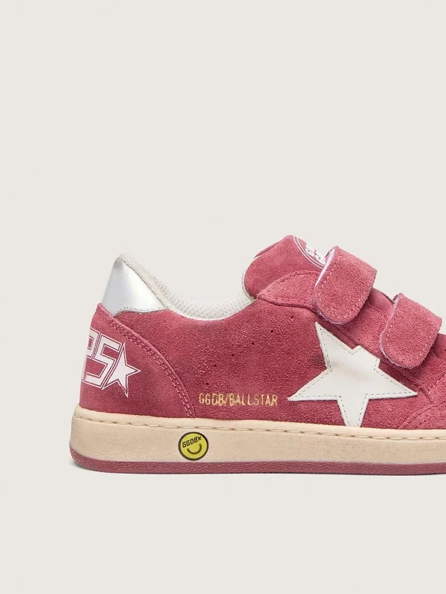 Ball Star Young en gamuza roja con estrella de cuero blanco y lengüeta metálica plateada en el talón