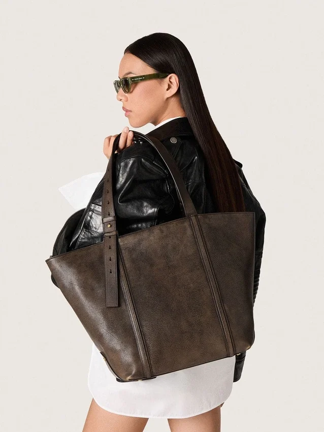Bolso 24/7 East West en cuero marrón oscuro con efecto desgastado