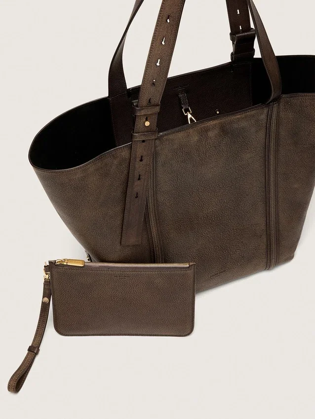 Bolso 24/7 East West en cuero marrón oscuro con efecto desgastado