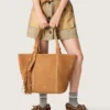 Bolso 24/7 East West en gamuza color camel con flecos