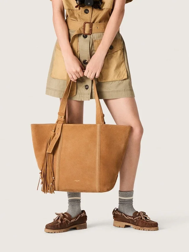Bolso 24/7 East West en gamuza color camel con flecos