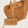 Bolso 24/7 East West en gamuza color camel con flecos