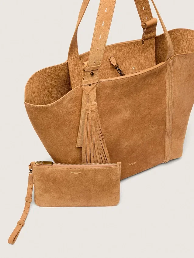 Bolso 24/7 East West en gamuza color camel con flecos