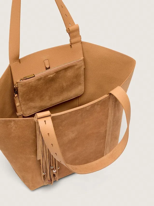 Bolso 24/7 East West en gamuza color camel con flecos