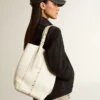 Bolso 24/7 North South en cuero color mantequilla con asas ajustables