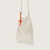 Bolso de macramé para mujer en algodón color mantequilla con un dije de langosta de cuero