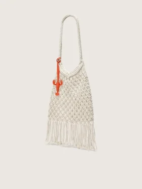 Bolso de macramé para mujer en algodón color mantequilla con un dije de langosta de cuero