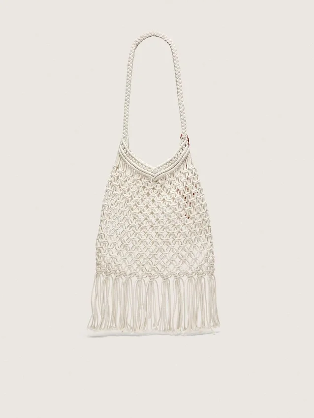 Bolso de macramé para mujer en algodón color mantequilla con un dije de langosta de cuero
