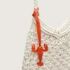 Bolso de macramé para mujer en algodón color mantequilla con un dije de langosta de cuero