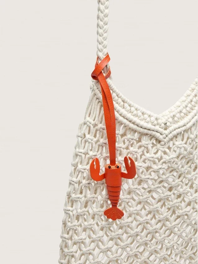 Bolso de macramé para mujer en algodón color mantequilla con un dije de langosta de cuero