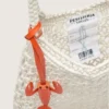 Bolso de macramé para mujer en algodón color mantequilla con un dije de langosta de cuero