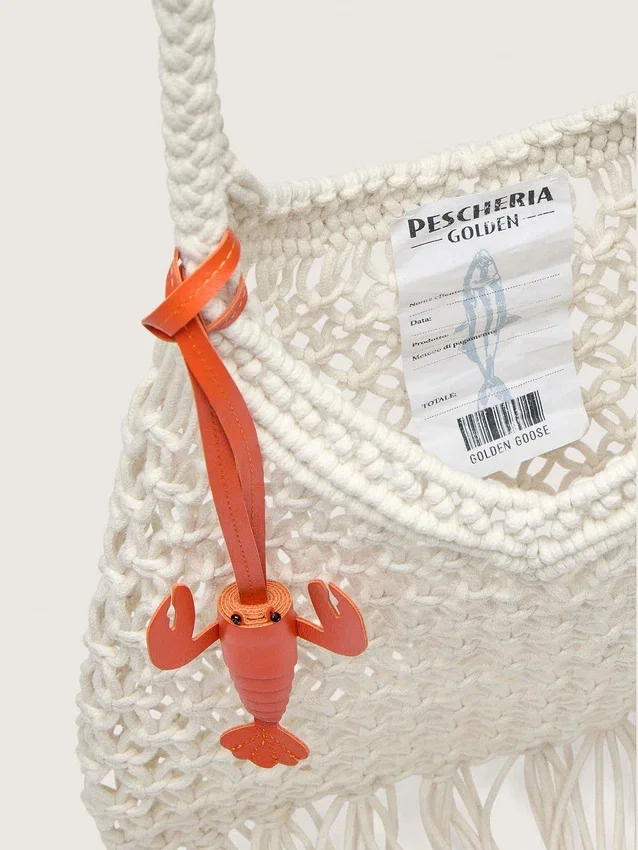 Bolso de macramé para mujer en algodón color mantequilla con un dije de langosta de cuero