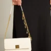 Bolso Gioia en cuero repujado color mantequilla con detalles dorados