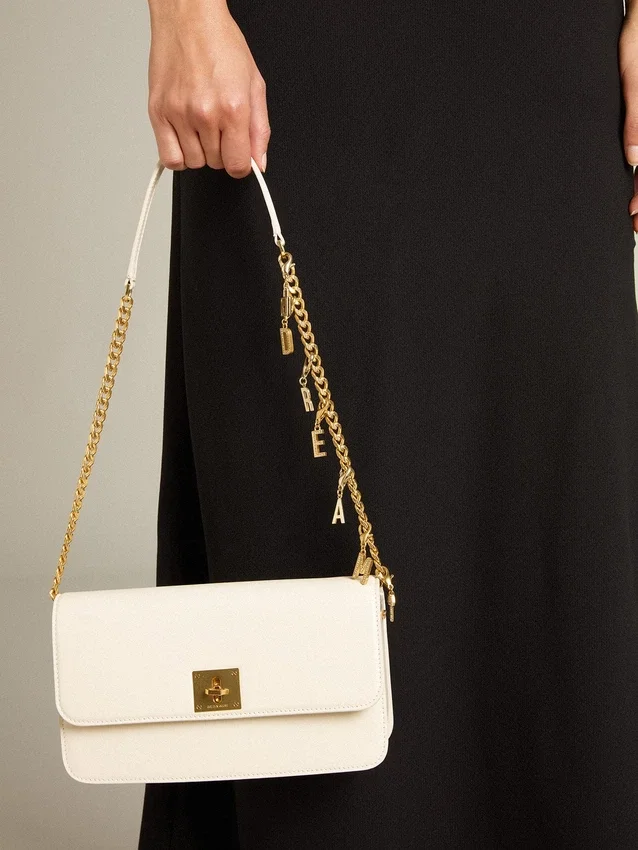 Bolso Gioia en cuero repujado color mantequilla con detalles dorados