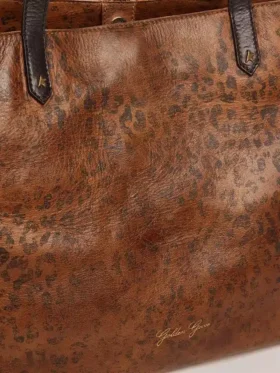 Bolso Pasadena de cuero martillado con estampado de leopardo y asas negras en contraste